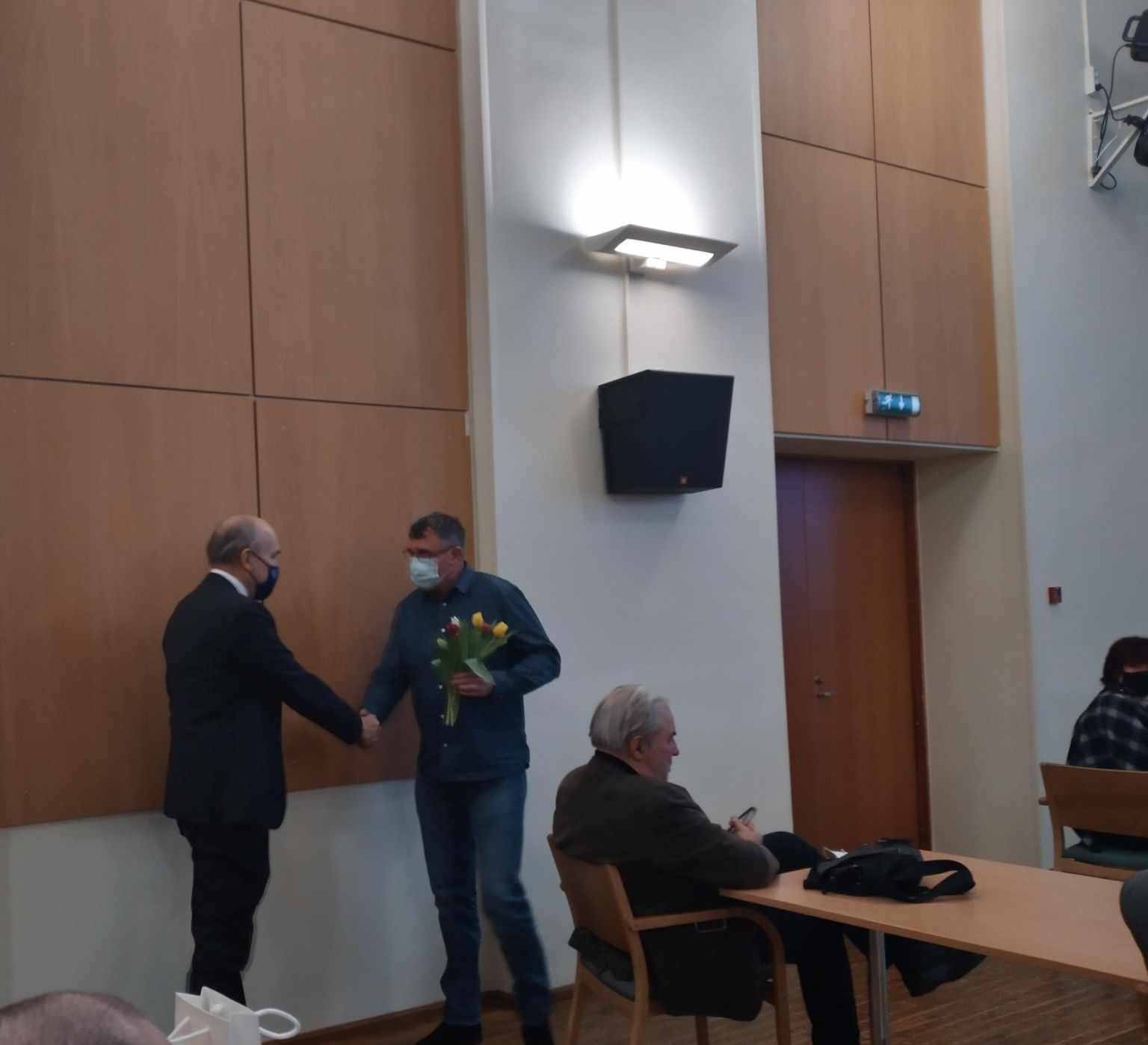 Pärast umbusaldushääletust ulatas Jõgeva vallavolikogu aseesimees Andrei Fedossovski (paremal) ametist tagandatud Aivar Kokale käepigistuse saatel lillekimbu. Koroonaanalüüsi positiivne vastus saabus Kokale järgmisel päeval.