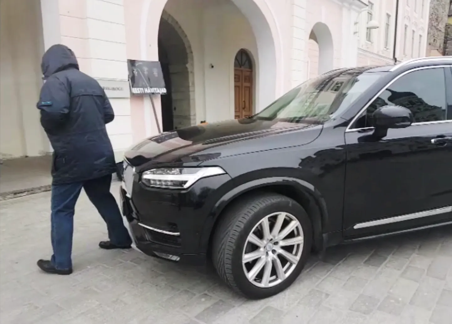 Riigikogu liige Igor Kravtšenko müksas autoga Riigikogu ees meelt avaldanud Daniel Rüütmanni.