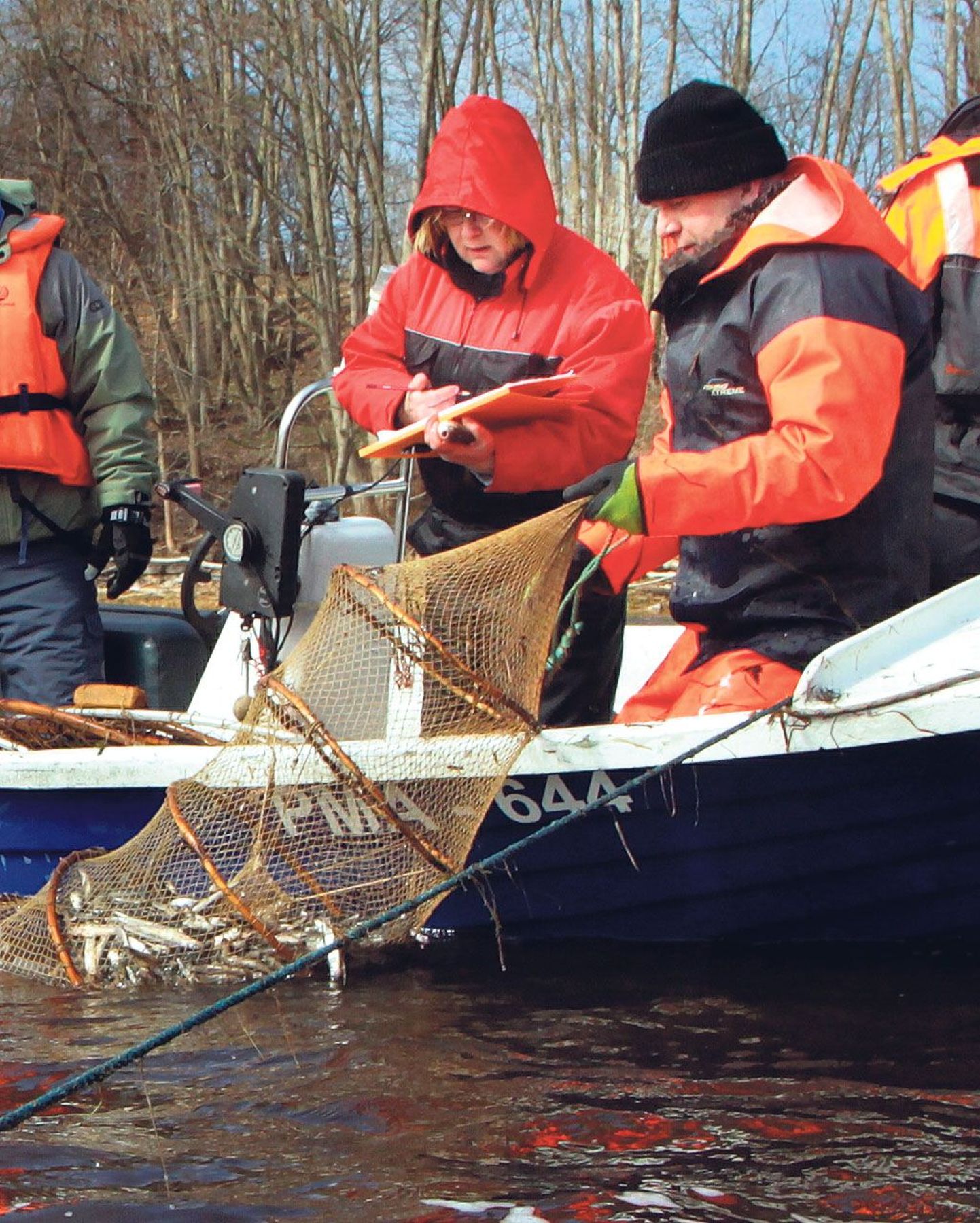 Kalateadlane Heli Shpilev koos abilistega kontrollis jõkke pandud seirepüüniseid.
