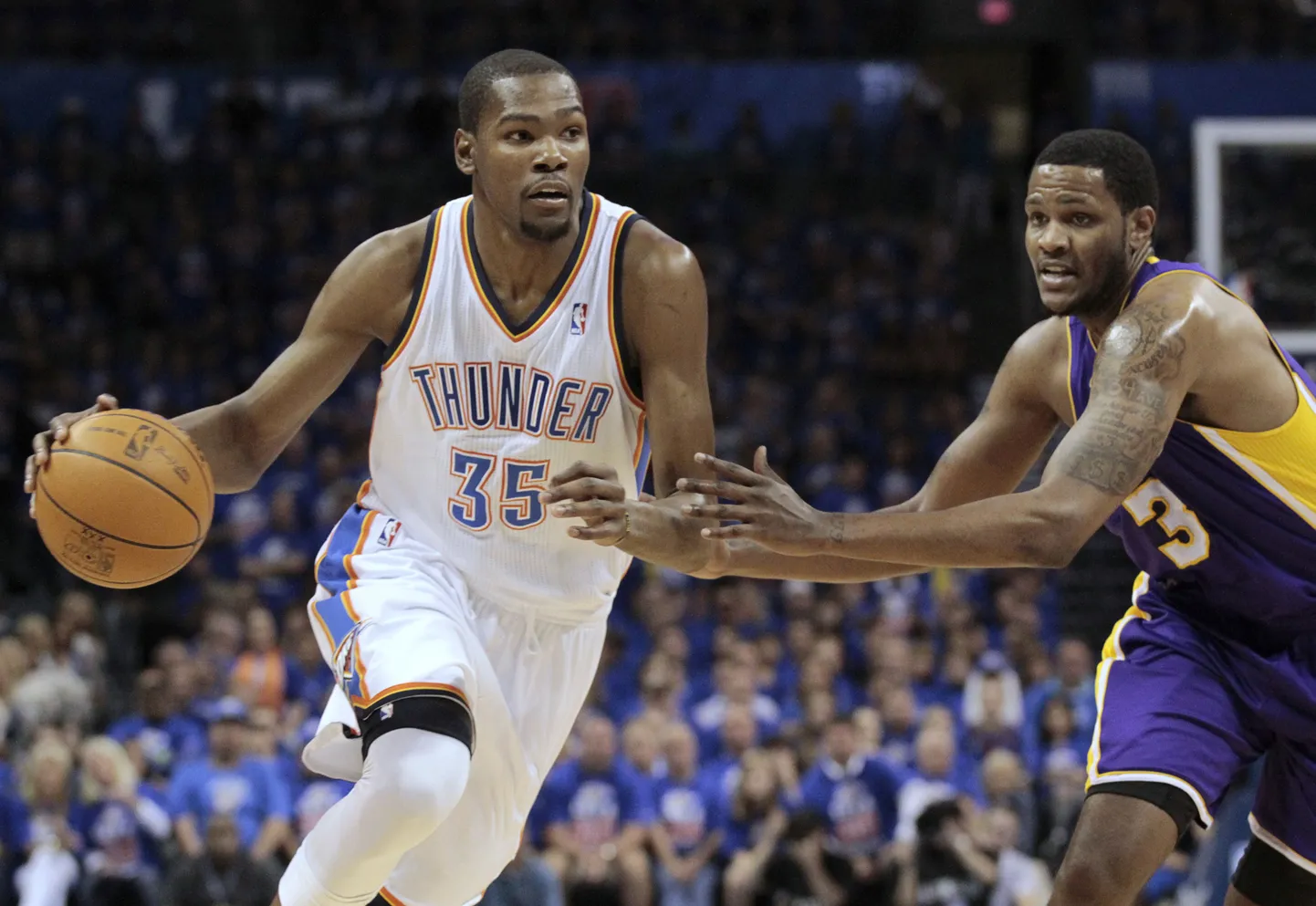 Oklahoma mängija Kevin Durant (35) ja Los Angeles Lakersi Devin Ebanks (3).
