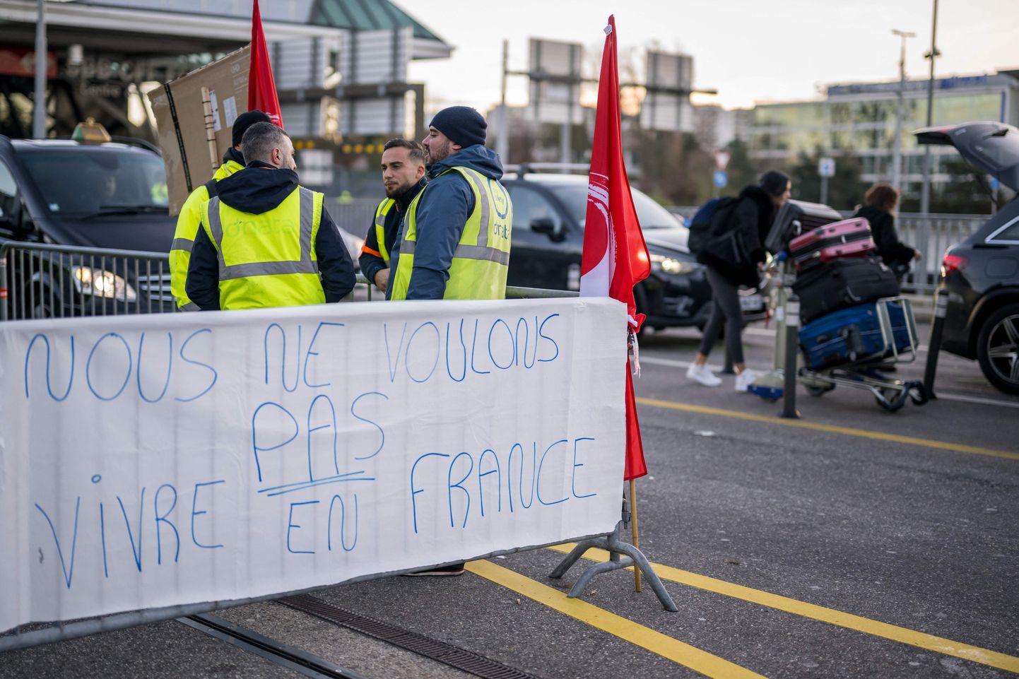 Streikijad Genfi lennujaama ees meelt avaldamas.