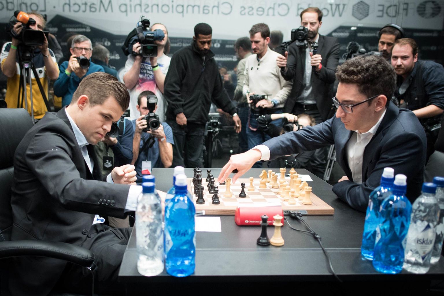 Magnus Carlsen (vasakul) ja Fabiano Caruana pole senises kaheksas partiis kordagi suutnud üksteist üle kavaldada.