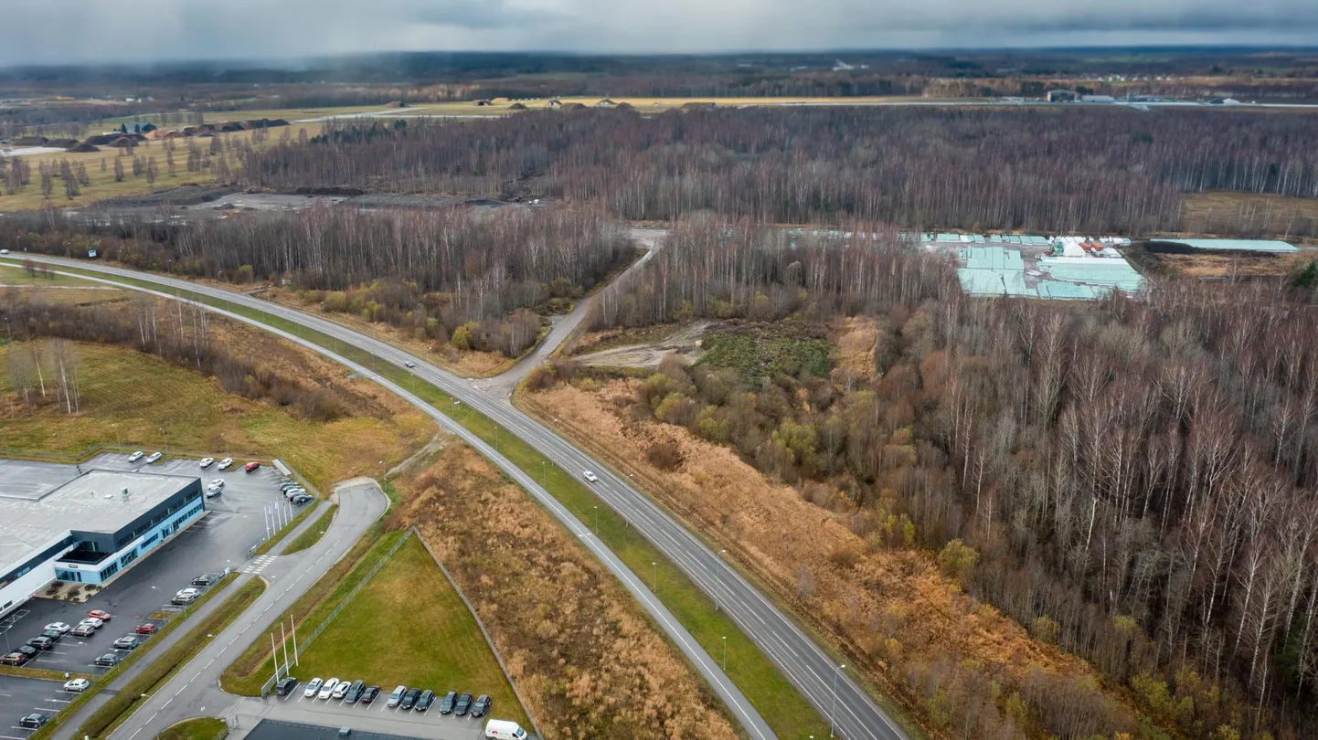 Tööstusküla uued krundid on plaanis teha teisele poole Lennuvälja teed. Praegu laiub seal võsa.