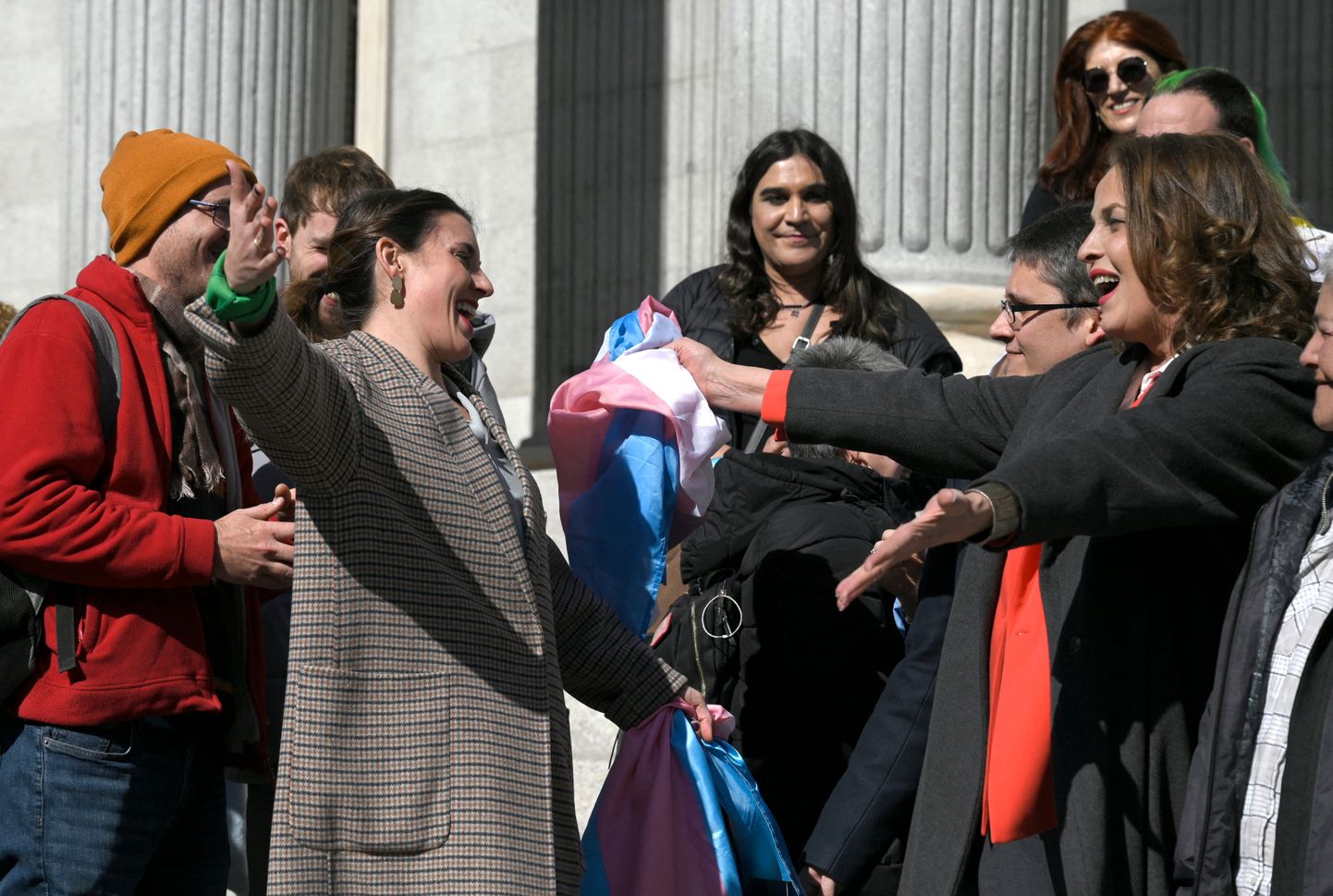 Hispaania võrdõiguslikkuse minister Irene Montero (vasakul) tähistab märgilise seaduse vastuvõtmist aktivisti ja esimese parlamenti valitud transseksuaalse poliitiku Carla Antonelliga kongressihoone ees Madridis.