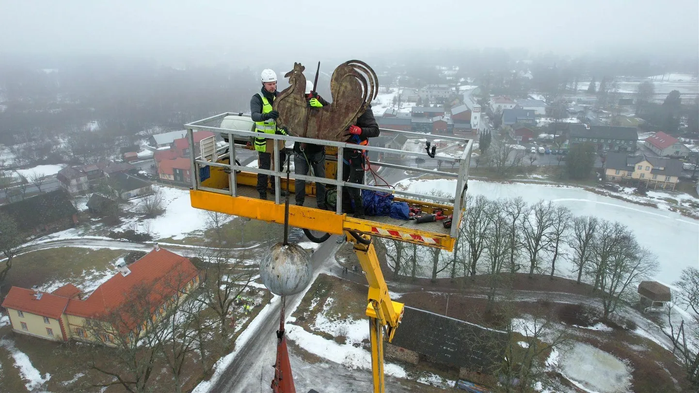 Mullu veebruaris võtsid meistrimehed Suure-Jaani luteri kiriku tornist alla kuke ja kuuli, mis olid viimasel ajal püsinud seal vaid harjumuse toel. Varsti on need omal kohal tagasi.