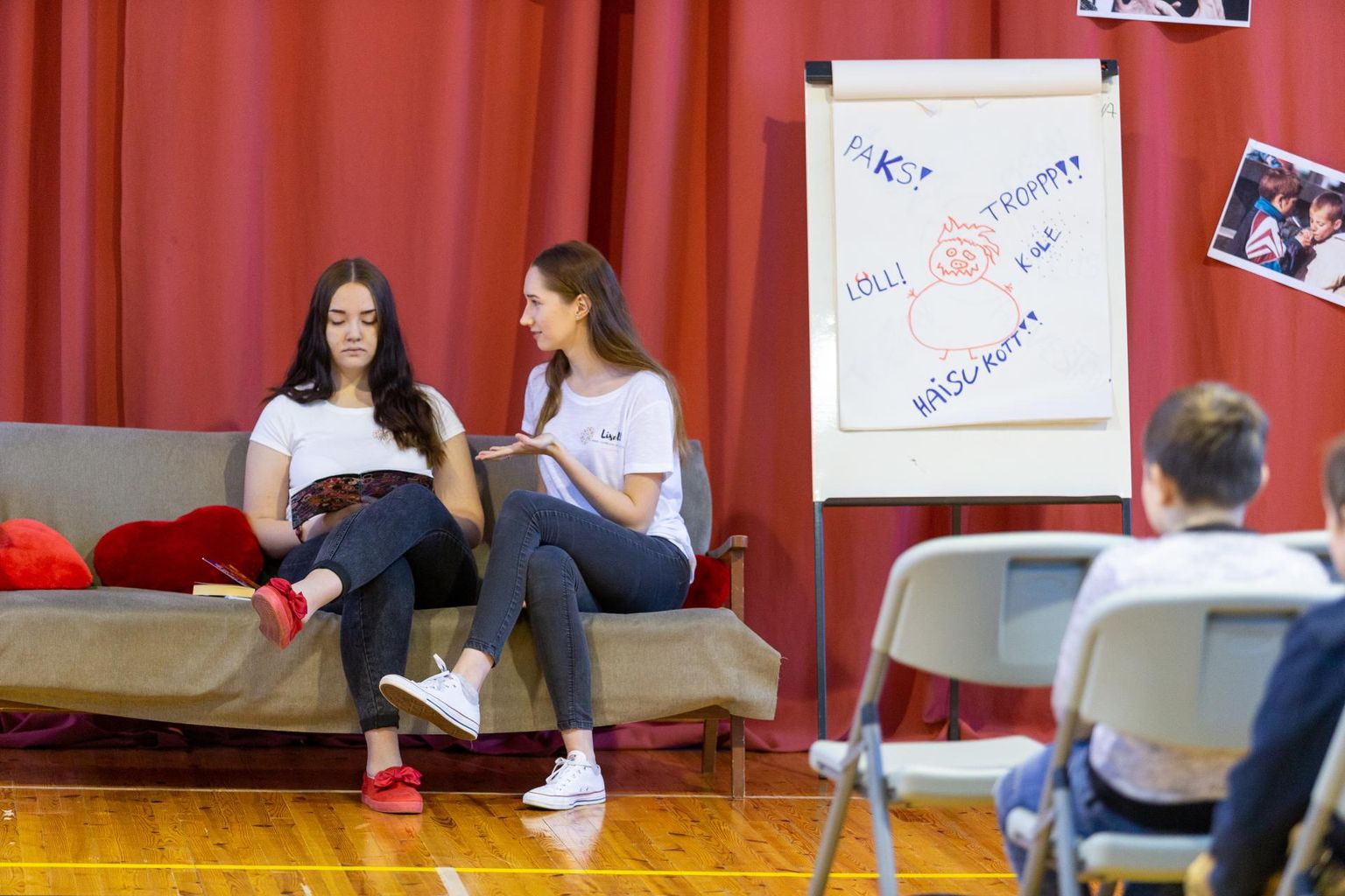 Noortekonverentsi "Mina märkan ja hoolin" kaks korraldajat Kätriin Meerits ja Lisell Valgre esitasid näidendi, milles käsitlesid koolikiusamist.