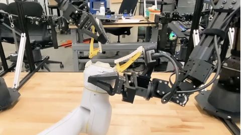 Tehisaruga robotid õppisid oma katkisi «liigikaaslasi» remontima