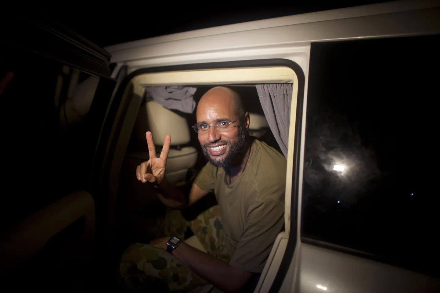 Seif al-Islam Gaddafi täna öösel Tripoli kesklinnas võidumärki näitamas.