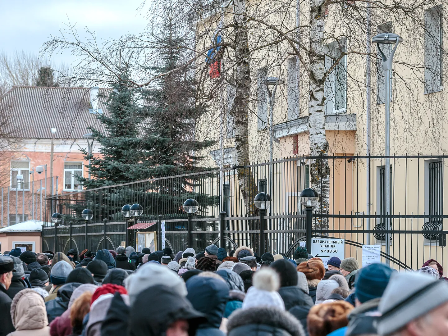 На выборах президента России в 2018 году избирательный участок был открыт и в нарвском генконсульстве, возле которого толпились сотни граждан России.