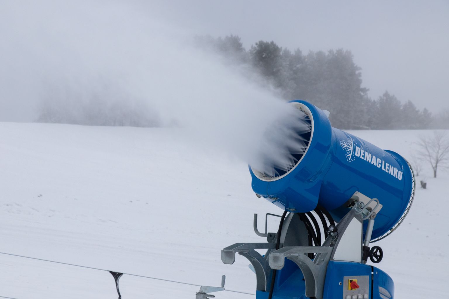 Lumekahurid toodavad alates reedest Huntaugu mäe nõlvadele lund.