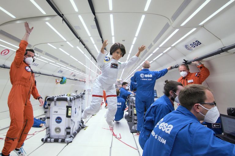 Mattel on varemgi edukatele teadusnaistele austust avaldanud – maailma kosmosenädala raames tegi ettevõte nuku Euroopa Kosmoseagentuuri astronaudi Samantha Christoferetti järgi. 