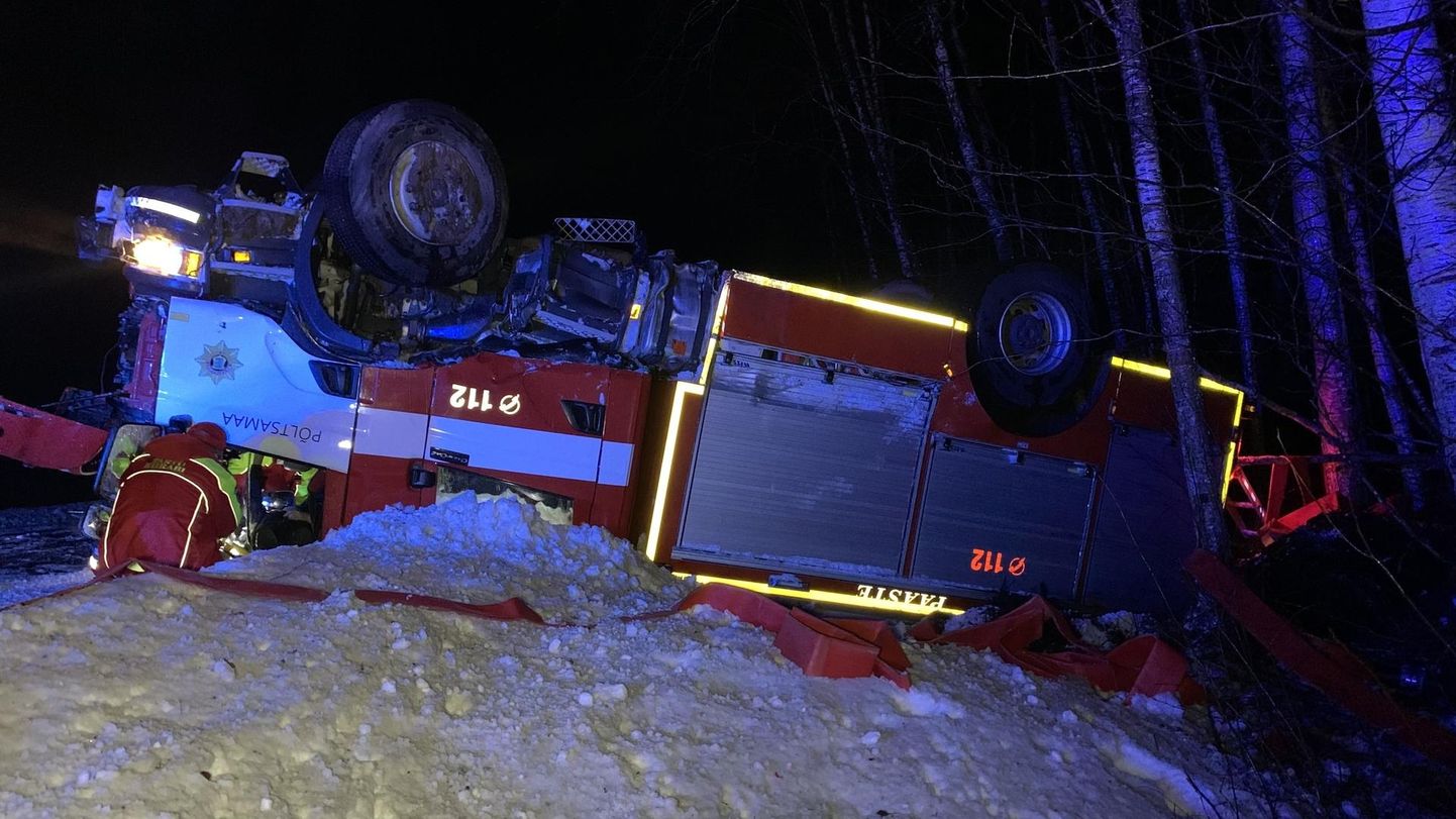 Õnnetusele suundunud päästjate auto maandus libeduse tõttu kraavis.