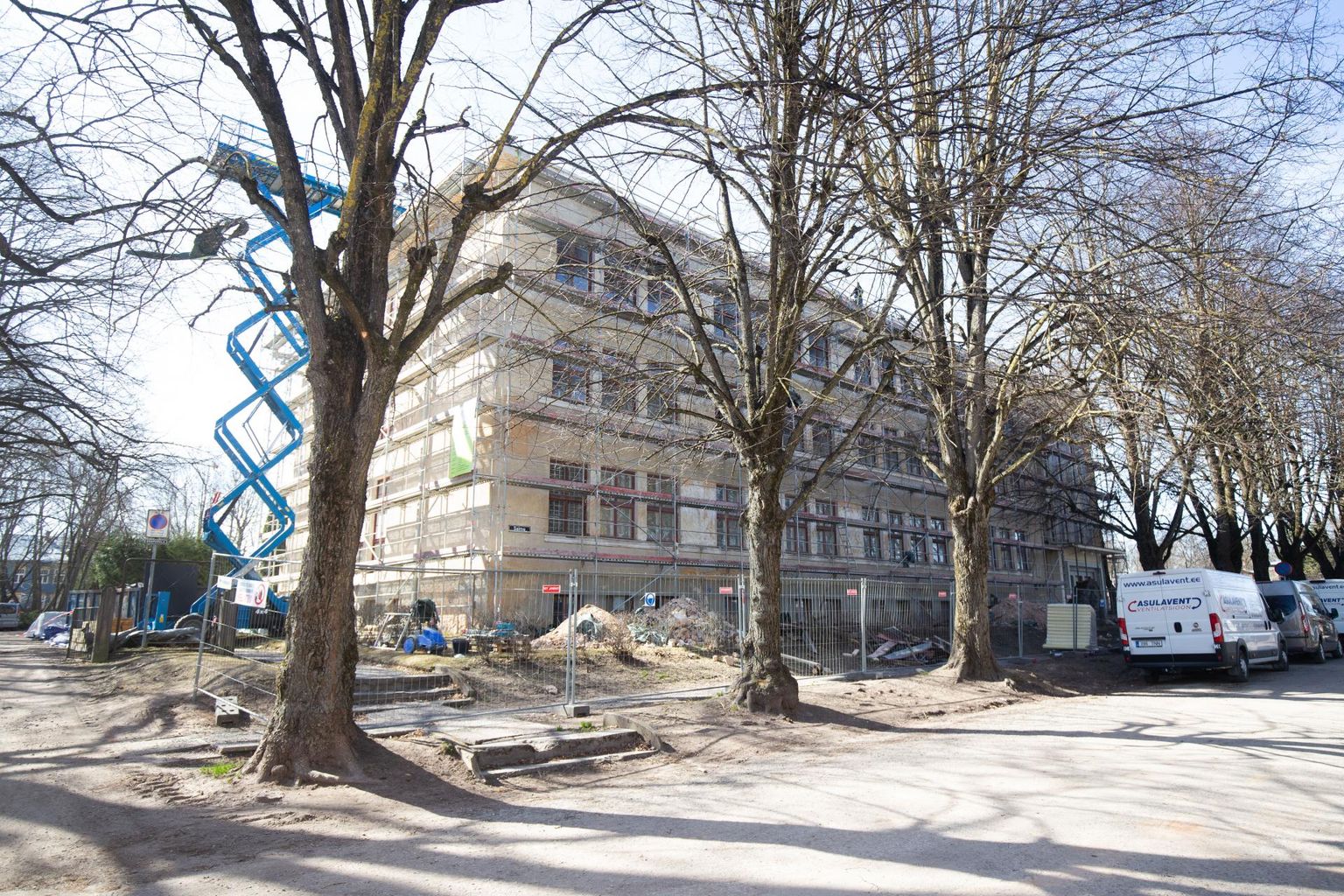 Endise õpetajate seminari maja ehk praeguse Karlova kooli teise maja rekonstrueerimine hakkas pihta hoolimata sellest, et ehituse hind kerkis 400 000 euro võrra oodatust kõrgemaks.