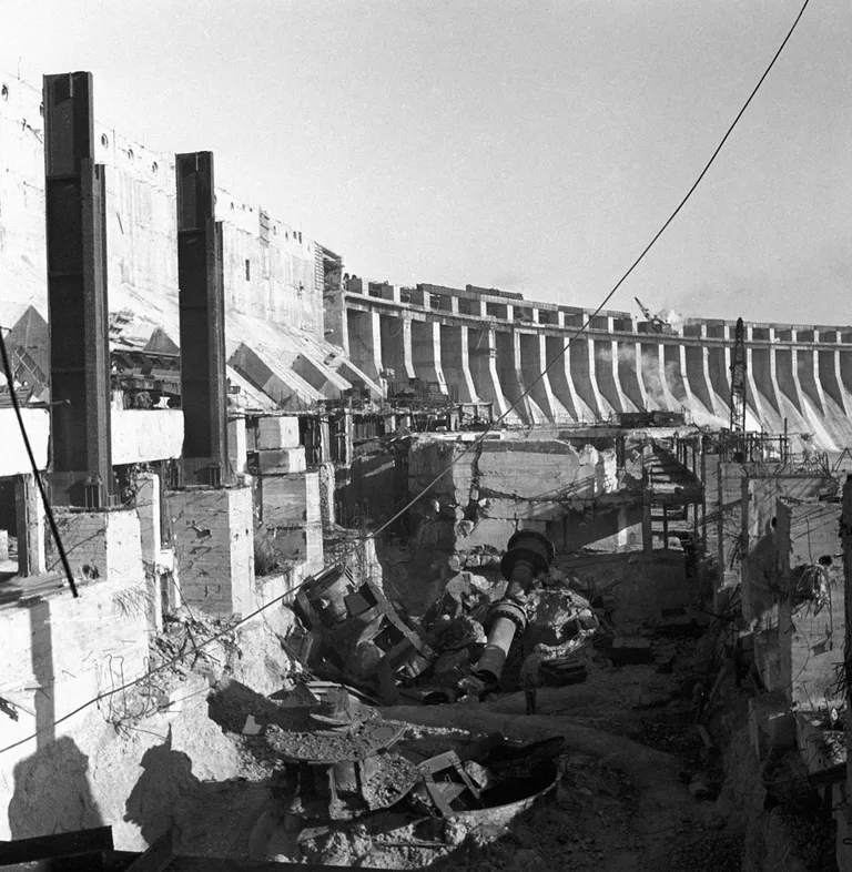 Взорванная плотина ДнепроГЭС, фотография 1943 года