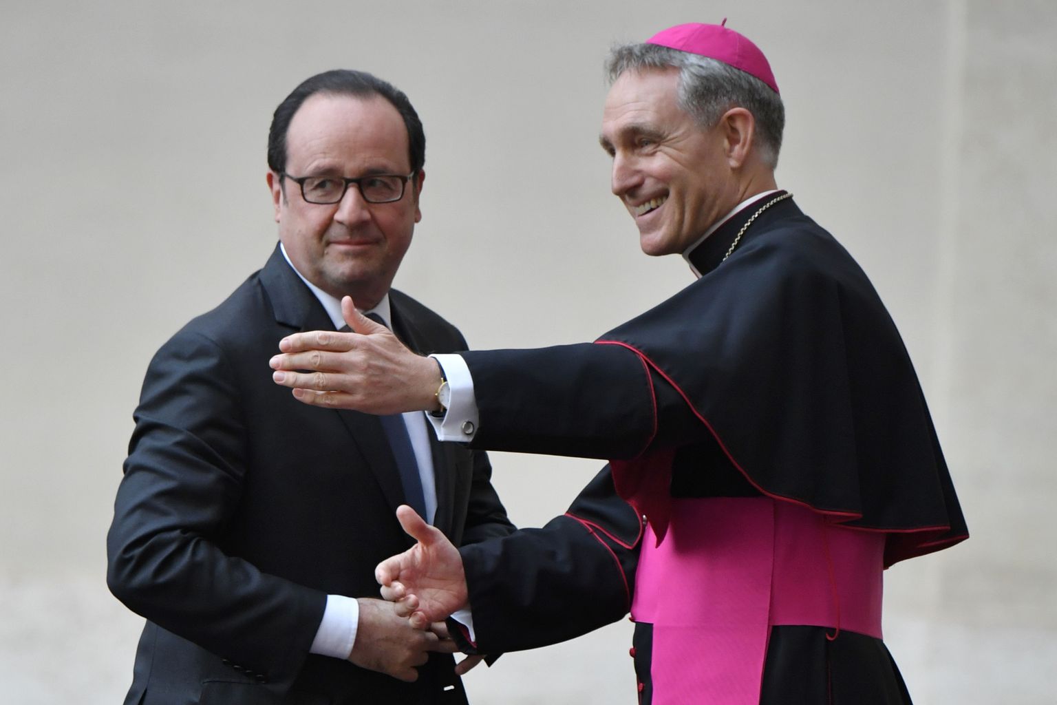 Eile käisid Rooma lepingu aastapäevaks valmistuvad riigipead ja valitsusjuhid kohtumas paavstiga. Pildil juhatab Prantsusmaa riigipeale Francois Hollande'ile teed peapiiskop Georg Gänswein.