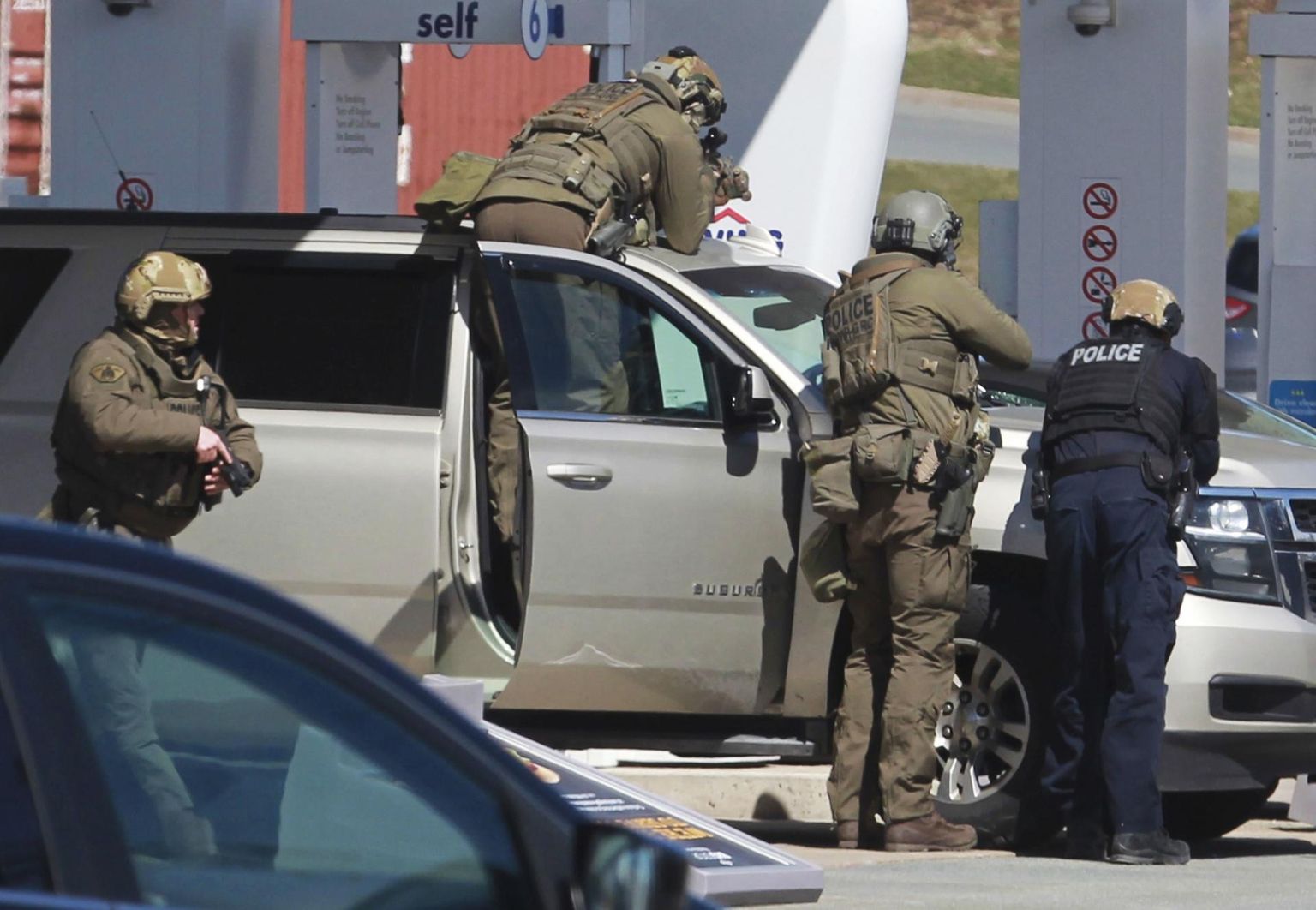 Kanada politsei piiras massitulistamise korraldanud Gabriel Wortmani sisse Halifaxi lähistel Enfieldis bensiinijaama juures. 