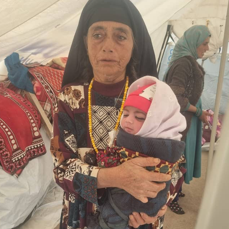 Афганская женщина с младенцем.