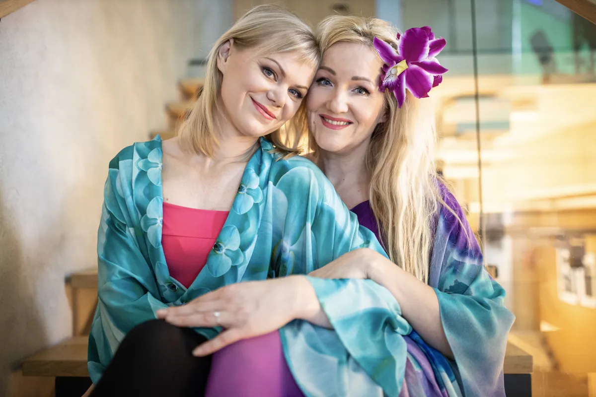 Heidi ja Kristinka - me võime väga nunnud näida, aga kohutavalt teravalt nähvata. Mõlemad kannavad Tanel Veenre siidist kimonoid, jumestus Susanne Vare.