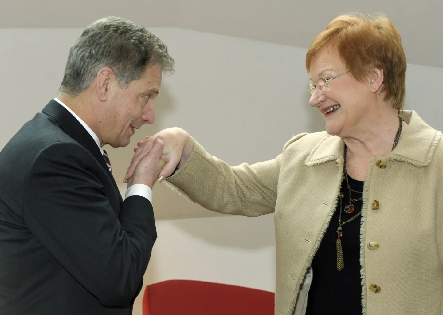 Soome praegune president Sauli Ninistö suudleb oma eelkäija ehk Tarja Haloneni kätt.