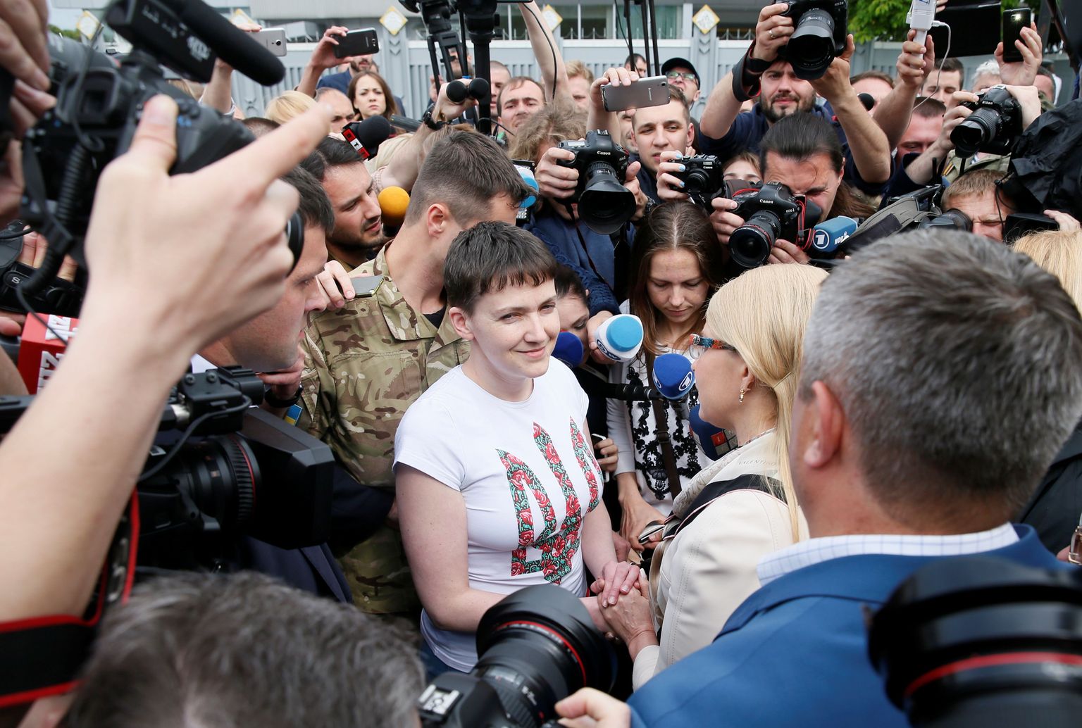 Venemaal vangi mõistetud Ukraina õhuväelane Nadia Savtšenko jõudis enne kella 15 tagasi koju.