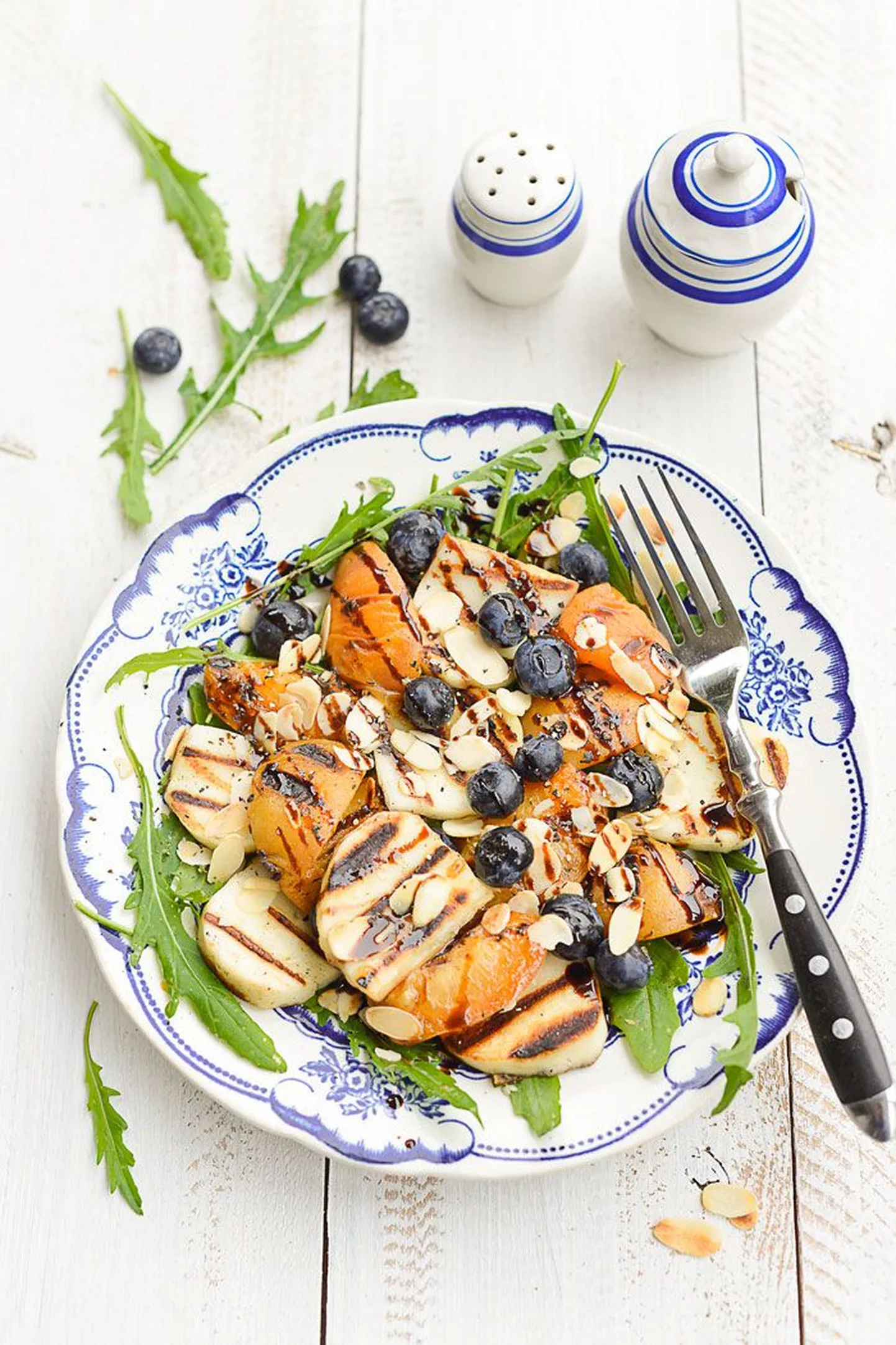 Grillitud Halloumi juust aprikooside ja mustikatega