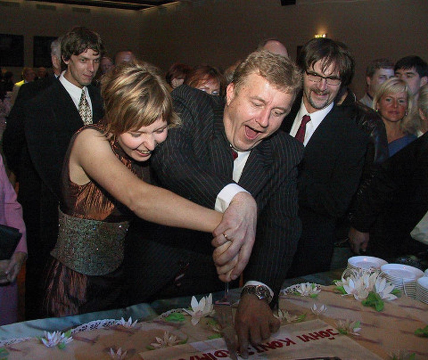 10 aastat tagasi − Jõhvi kontserdimaja direktor Piia Tamm ja Eesti Kontserdi toonane pealik Aivar Mäe avamispäeva torti lahti lõikamas.