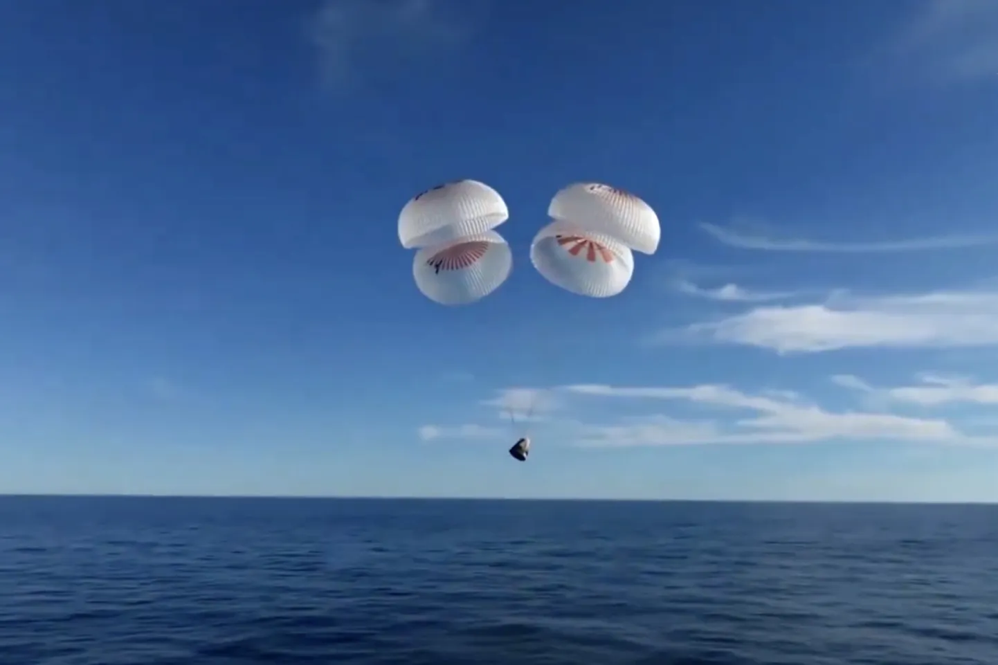 NASA video SpaceX Dragon Freedomi kapslist, mis maandus kosmoses lõksus olnud astronautidega turvaliselt Maale.