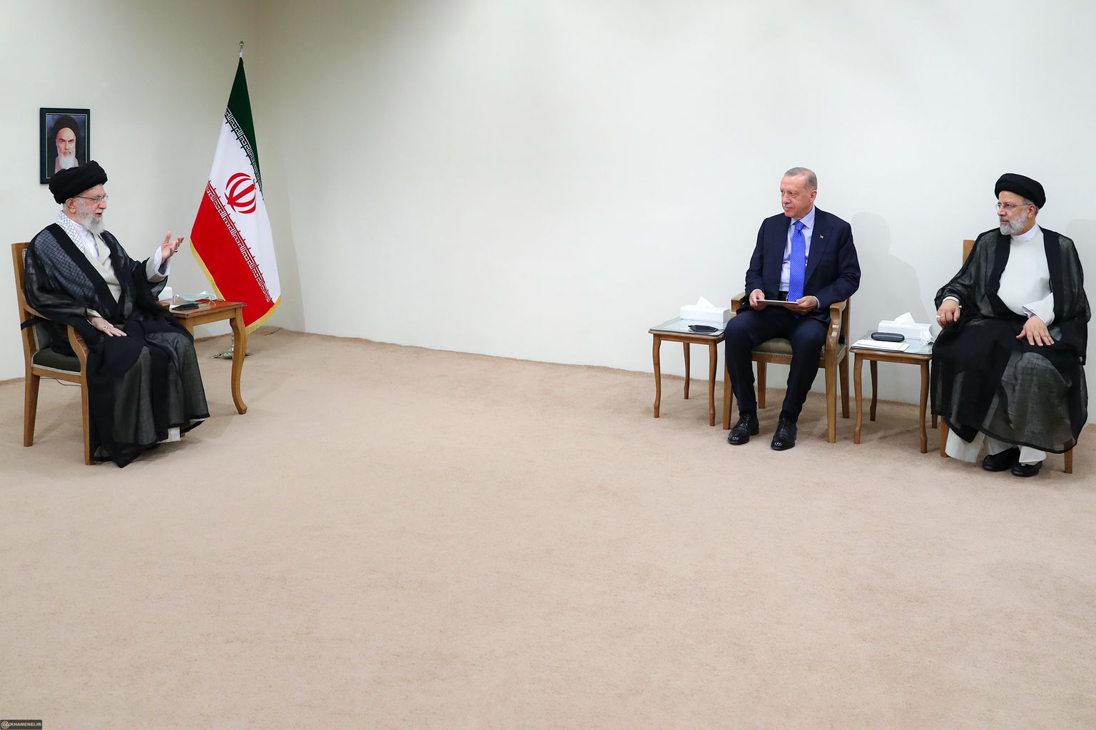 Iraani kõrgeim juht ajatolla Ali Khamenei kohtumisel Türgi presidendi Recep Tayyip Erdoğani ja Iraani riigipea Ebrahim Raisiga.
