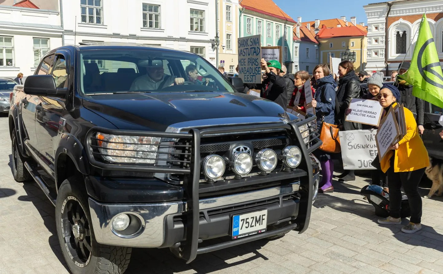 Kaido Höövelsonil ongi nii suur auto, et sellega saab korra Tallinnas käia ja tuleb uuesti tankida. Foto on tehtud Tallinnas 2019. aasta kevadel.
