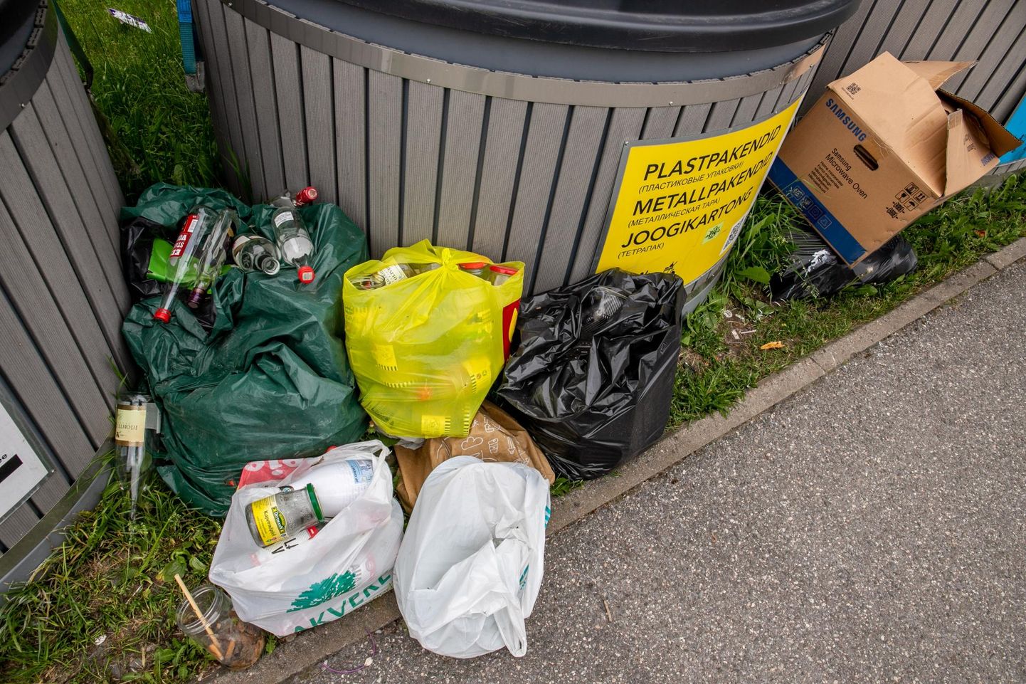 Ka meie maakonnas ei ole võõras pilt, kus prügikonteinerite ümbrus on eri jäätmetega palistatud. 