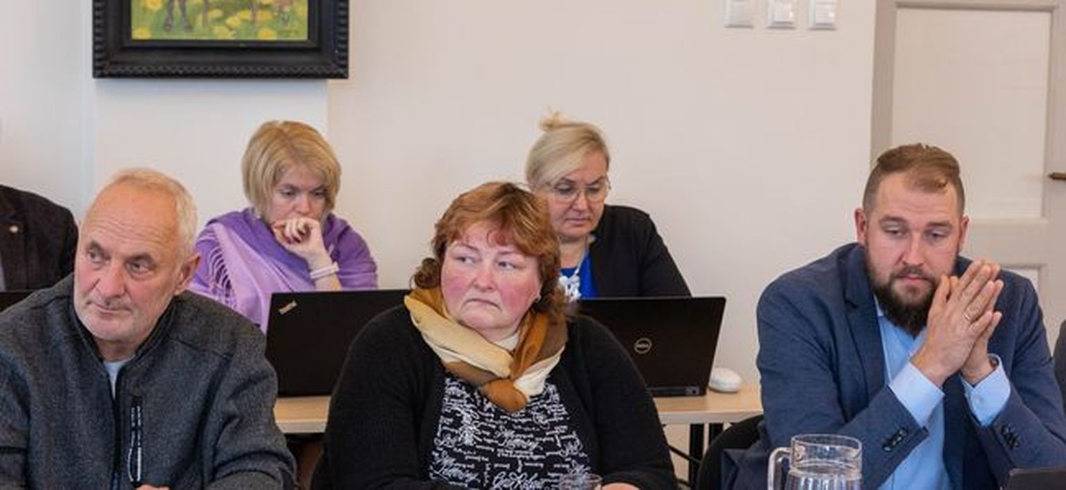 Türi vallavolikogu valis eile uueks volikogu aseesimeheks EKRE esindaja Marge  Hirtentreu (pildil esireas keskel).