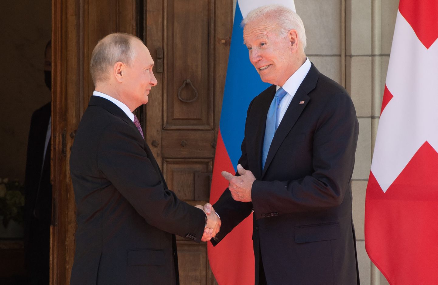 USA president Joe Biden ja Vene president Vladimir Putin kätlemas Villa La Grange'i ees Genfis.