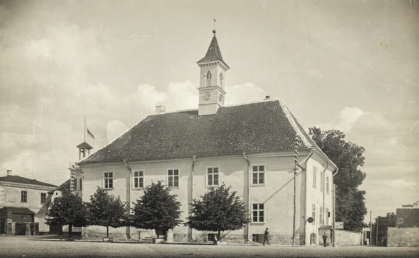 Kuressaare raekoda 1925. aastal. J. & P. Parikase foto. (SMF 3761:1379)