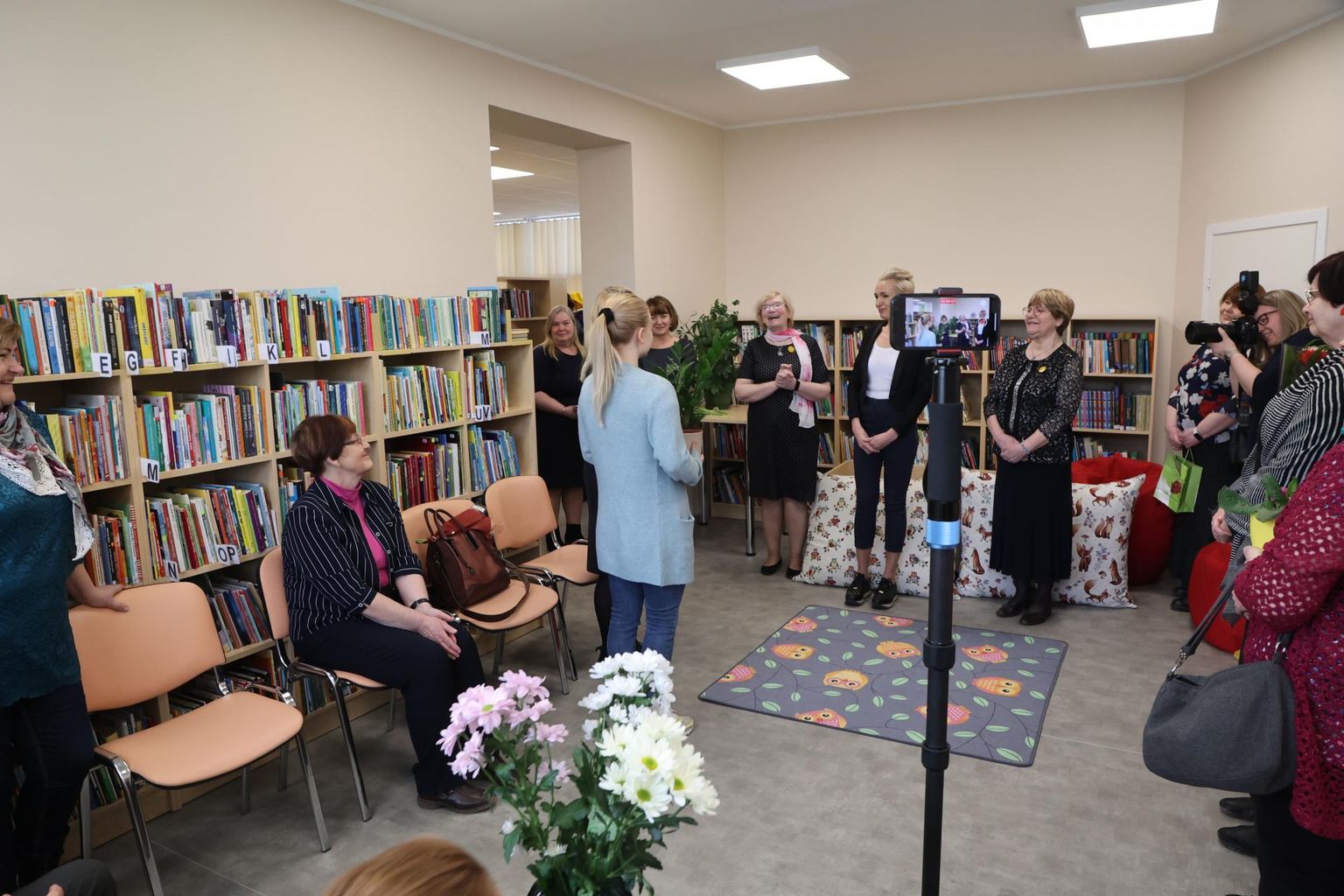 Kuigi Järvamaa raamatukogude nädal algab alles esmaspäeval, oli Koeru raamatusõpradel põhjust rõõmustada juba üleeile, kui avati pidulikult Koeru raamatukogu.