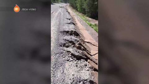 VIDEO ⟩ Ugāles pusē norok daļu ceļa. Pēc lietus radušies bīstami izskalojumi, kas apdraud automašīnu satiksmi