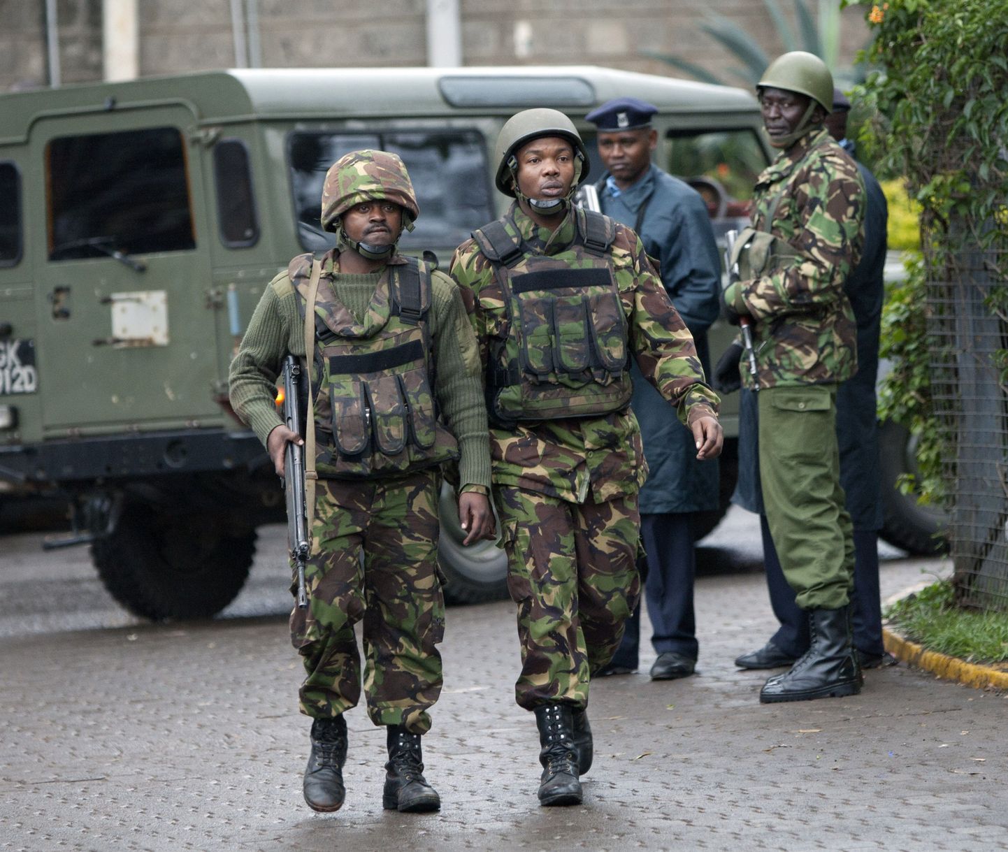 Kenya armee sõdurid patrullivad kaubanduskeskuse ümber.