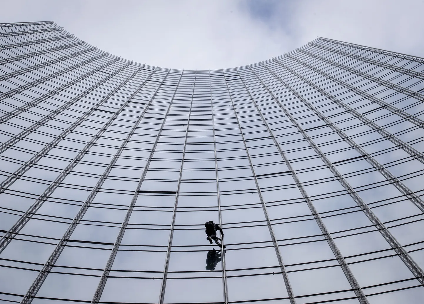 Prantsuse ronija Alain Robert ronimas täna Saksamaal Frankfurdis kõrghoone Skyper otsa.