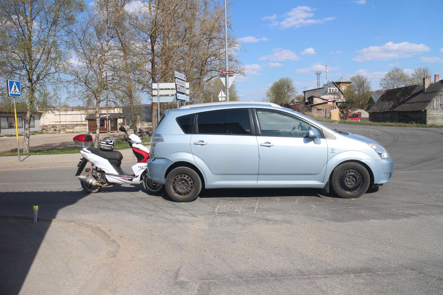 Täna pärastlõunal juhtus liiklusõnnetus Rakveres Jaama ja Võidu tänava ristmikul, kus põrkasid kokku mopeed ja sõiduauto.