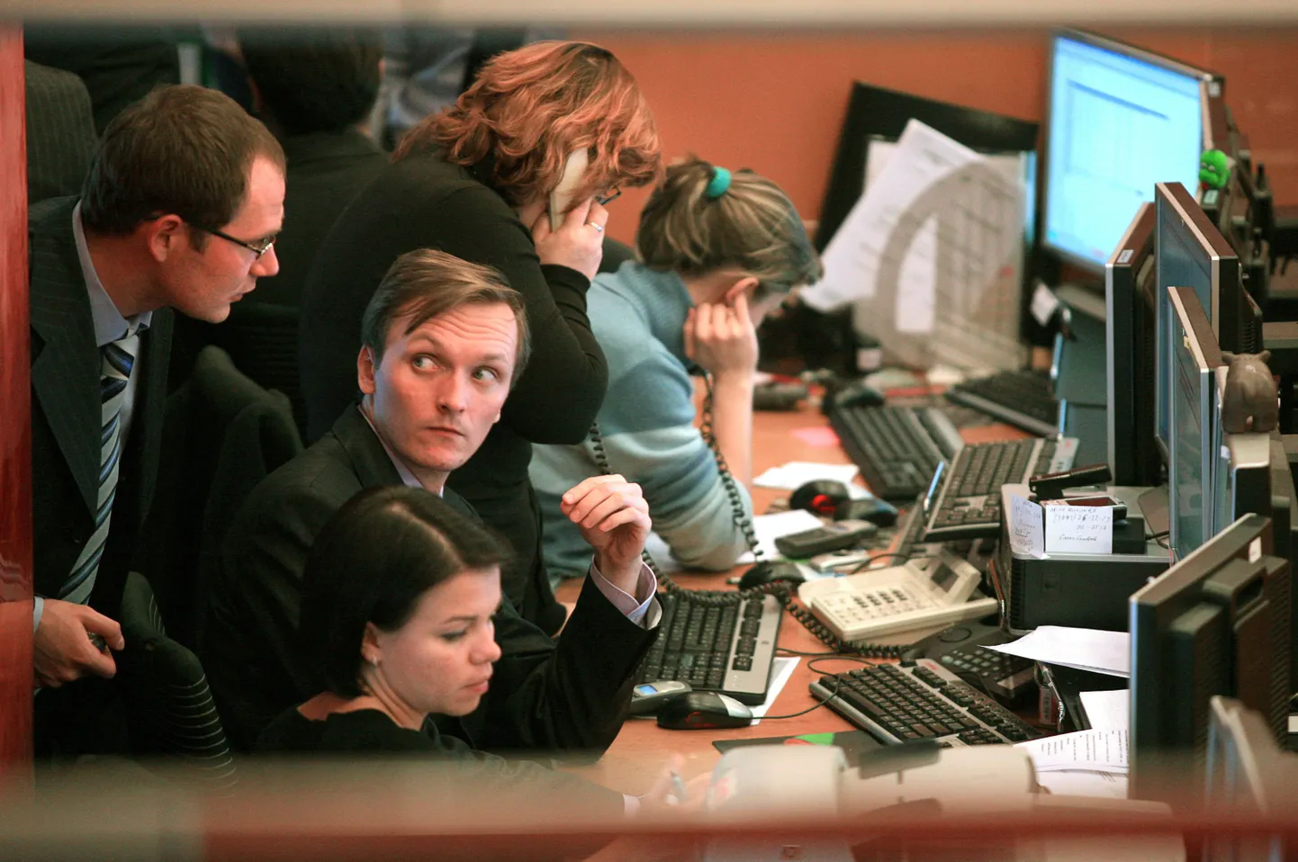 MICEXi maaklerid tööhoos täna, mil finantsjärelevalve peatas kauplemise Vene börsidel.