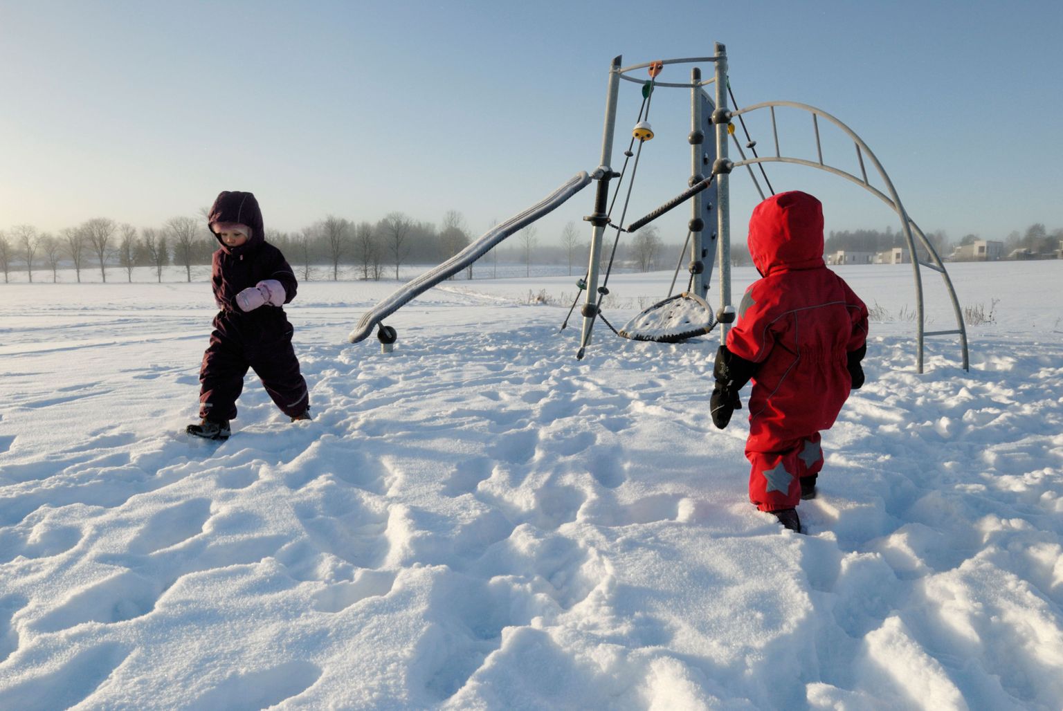 Lapsed talvel mänguväljakul.