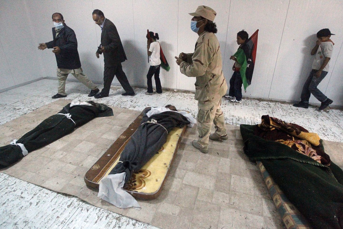 Ливийцы у тела полковника Каддафи
