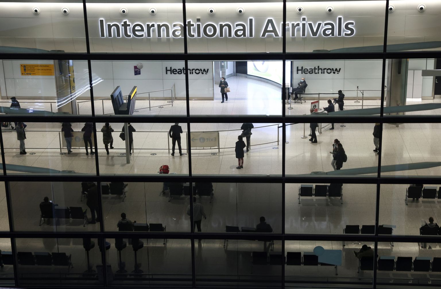 Reisijad Heathrow lennujaama 2. terminalis, kuhu saabus ka kõnealune United Airlinesi lend USAst.