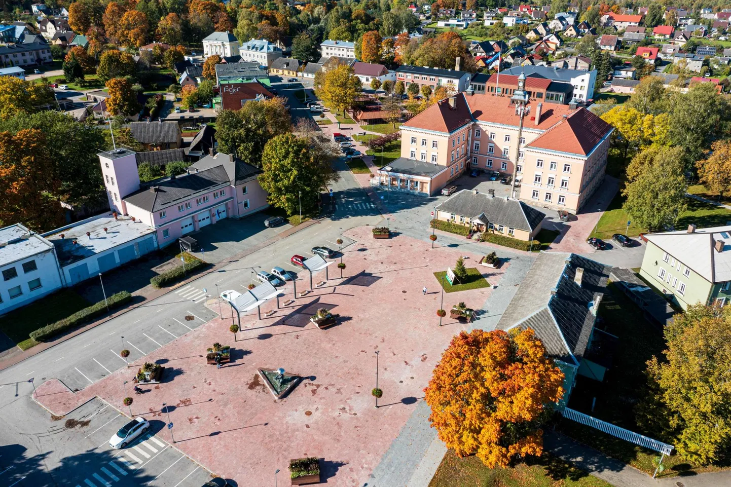 Talvepealinn on saanud uue keskväljaku, kuid vaidlused kestavad veel edasi.