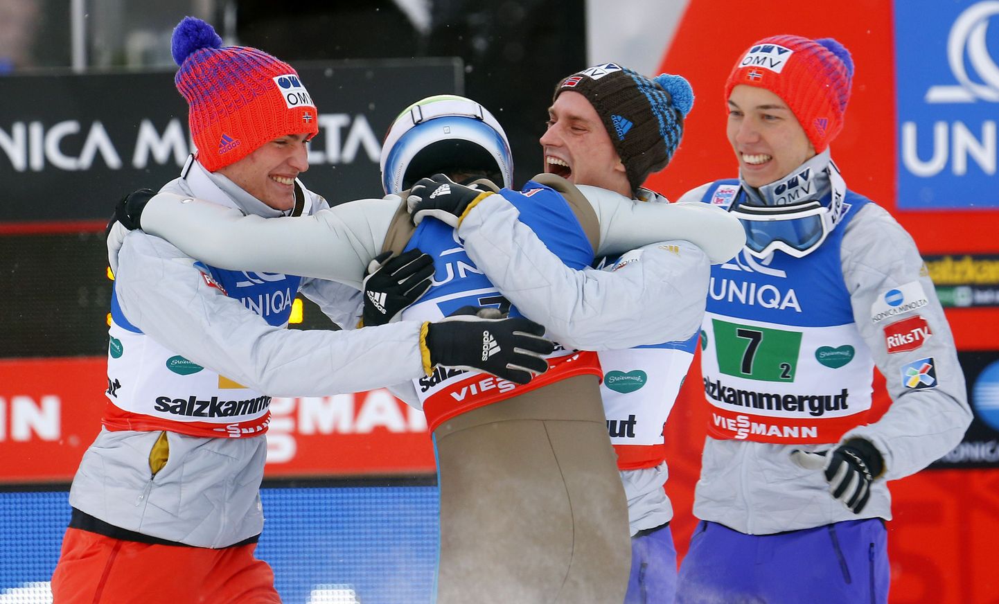 Kenneth Gangnes (vasakult teine) tähistab koos meeskonnakaaslaste Johann Andre Forfangi (paremal), Daniel Andre Tande ja Anders Fannemeliga võitu.