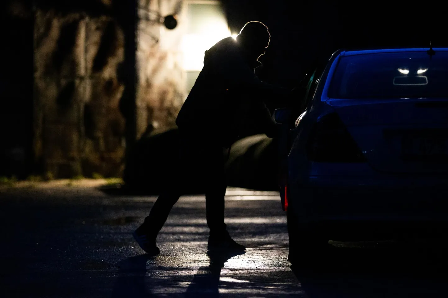 Pärnus varastati spordiklubi külastaja autost rahakott ja dokumendid.
