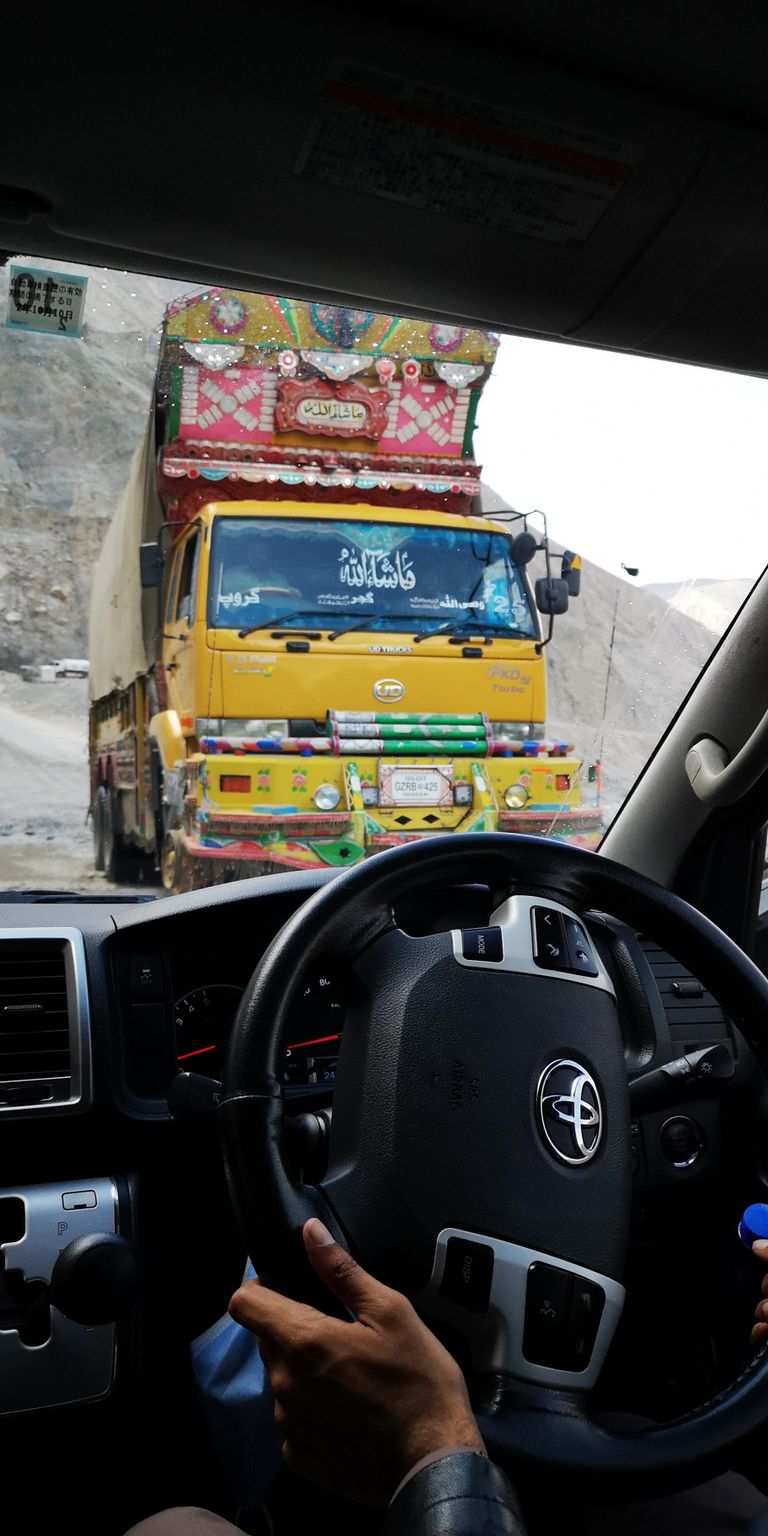 Pakistanis võib kokku põrgata eriti värvikaks kaunistatud autodega.