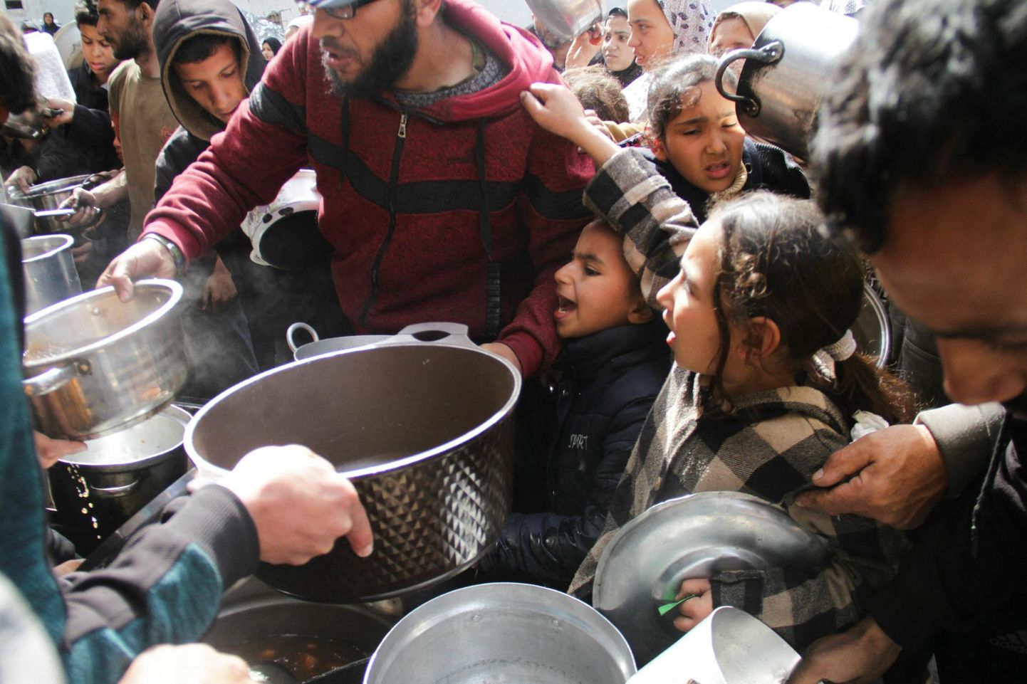 Äärmusliku näljaga silmitsi seisvad palestiinlased kogunesid eile Jabalias toiduabi saama.