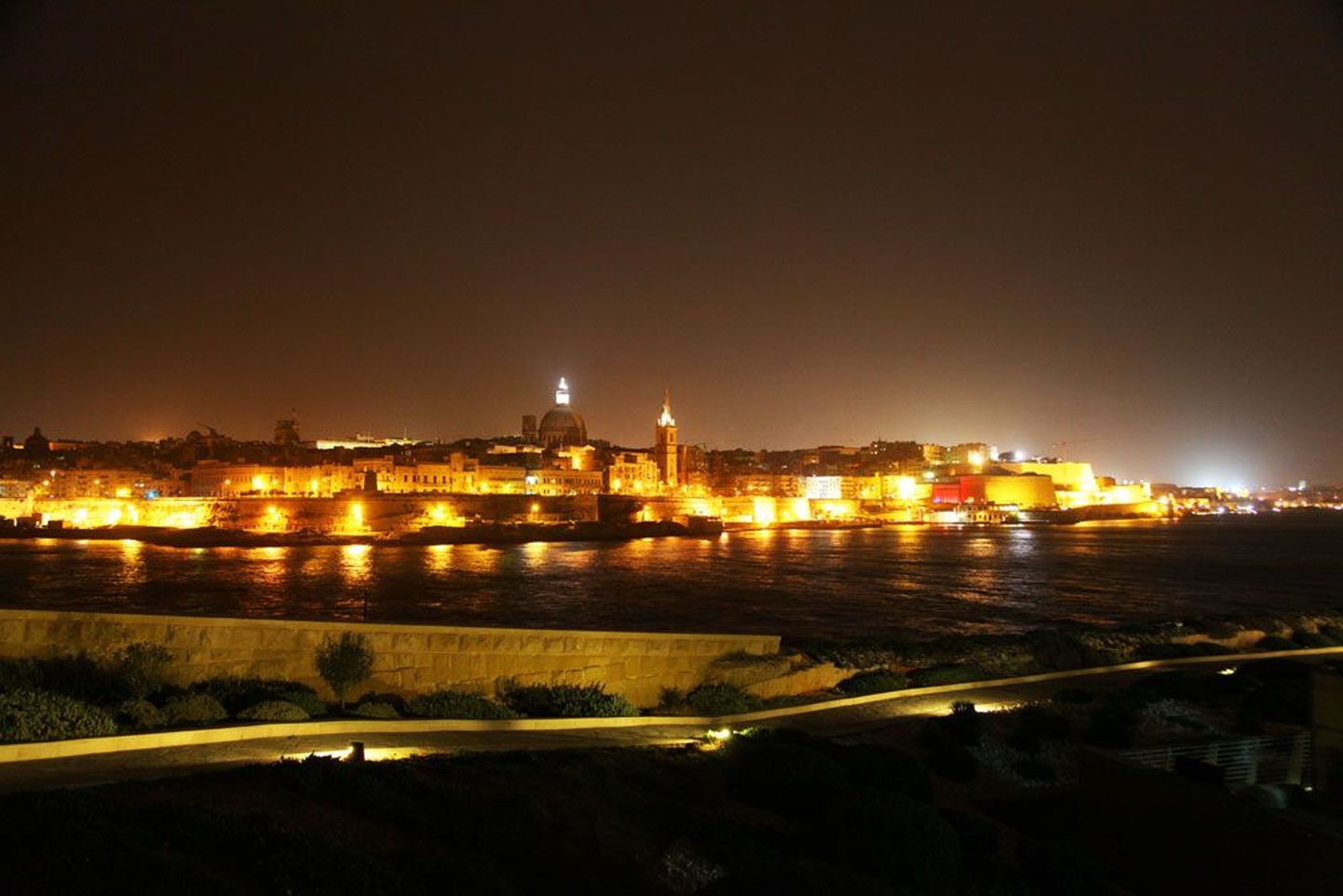 Maltal ühest väikelinnast teise liikumine pakub piltilusaid vaateid isegi öösel.