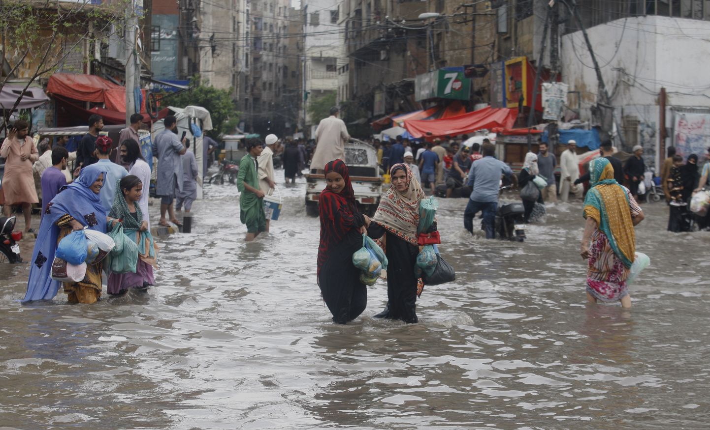 Paduvihmast põhjustatud üleujutus Karachis.