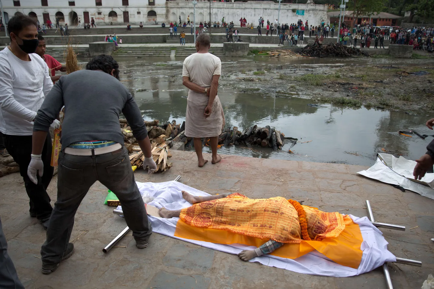 Maavärinas hukkunid kremeeritakse Nepali traditsioonilstel põletusplatsidel.